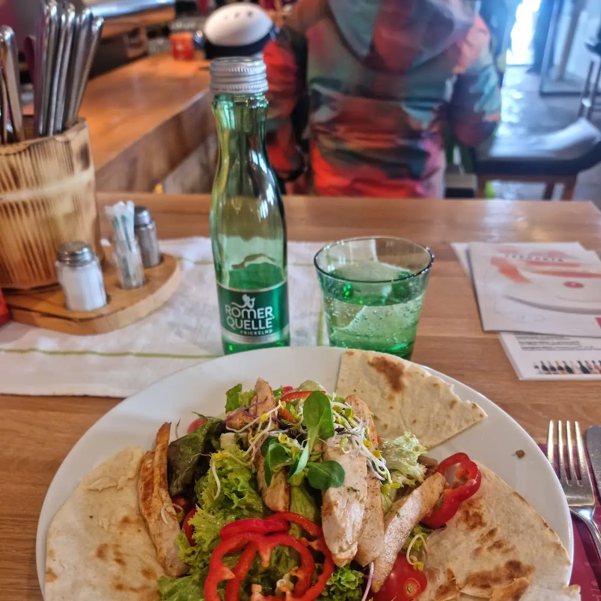 Marinierte Blattsalate Mit Pikanten Hühnerstreifen
