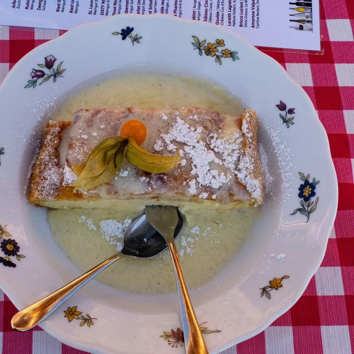 Topfenstrudel Mit Vanillesauce
