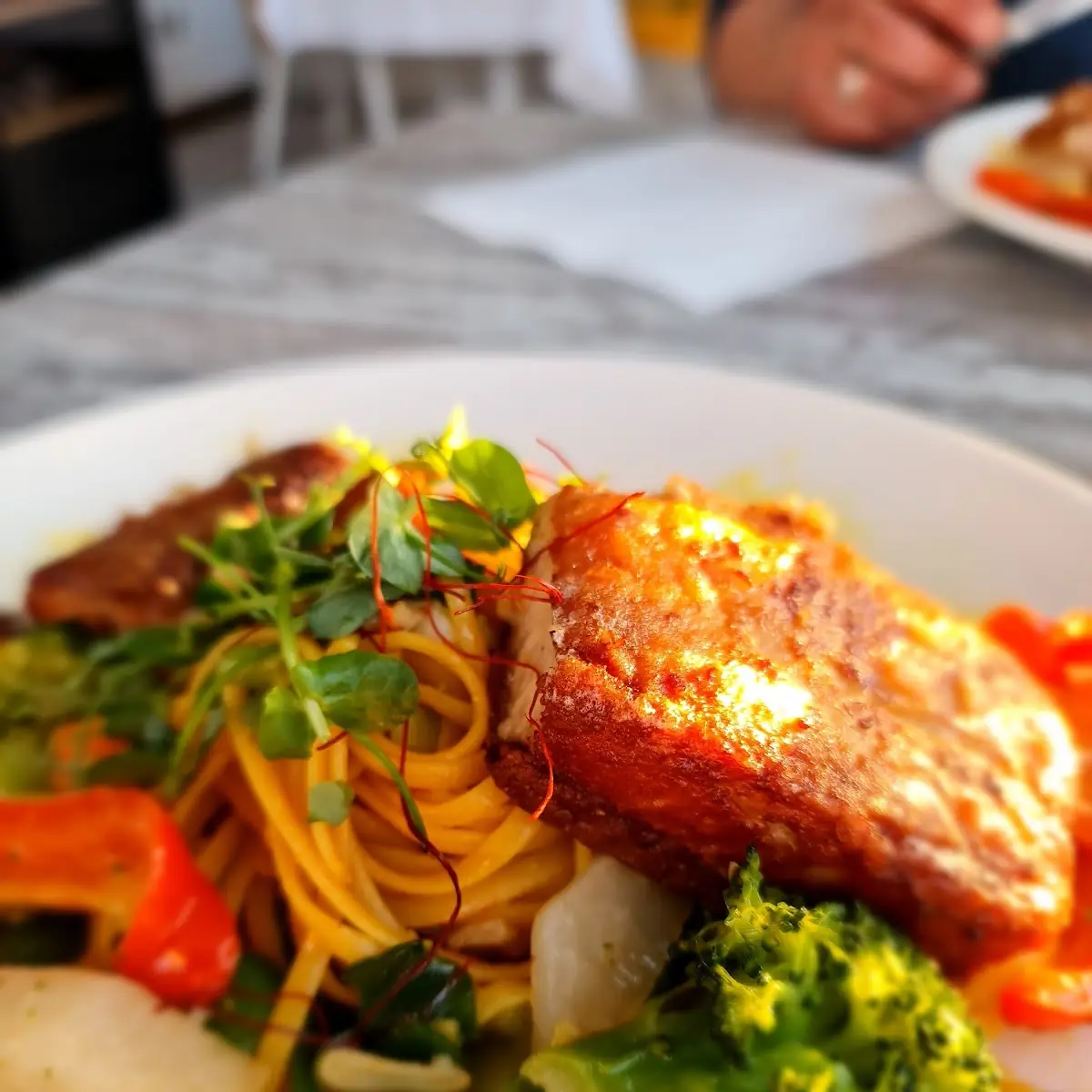 Lachsschnitte Auf Zitronenlinguine Mit Frischen Gemüse