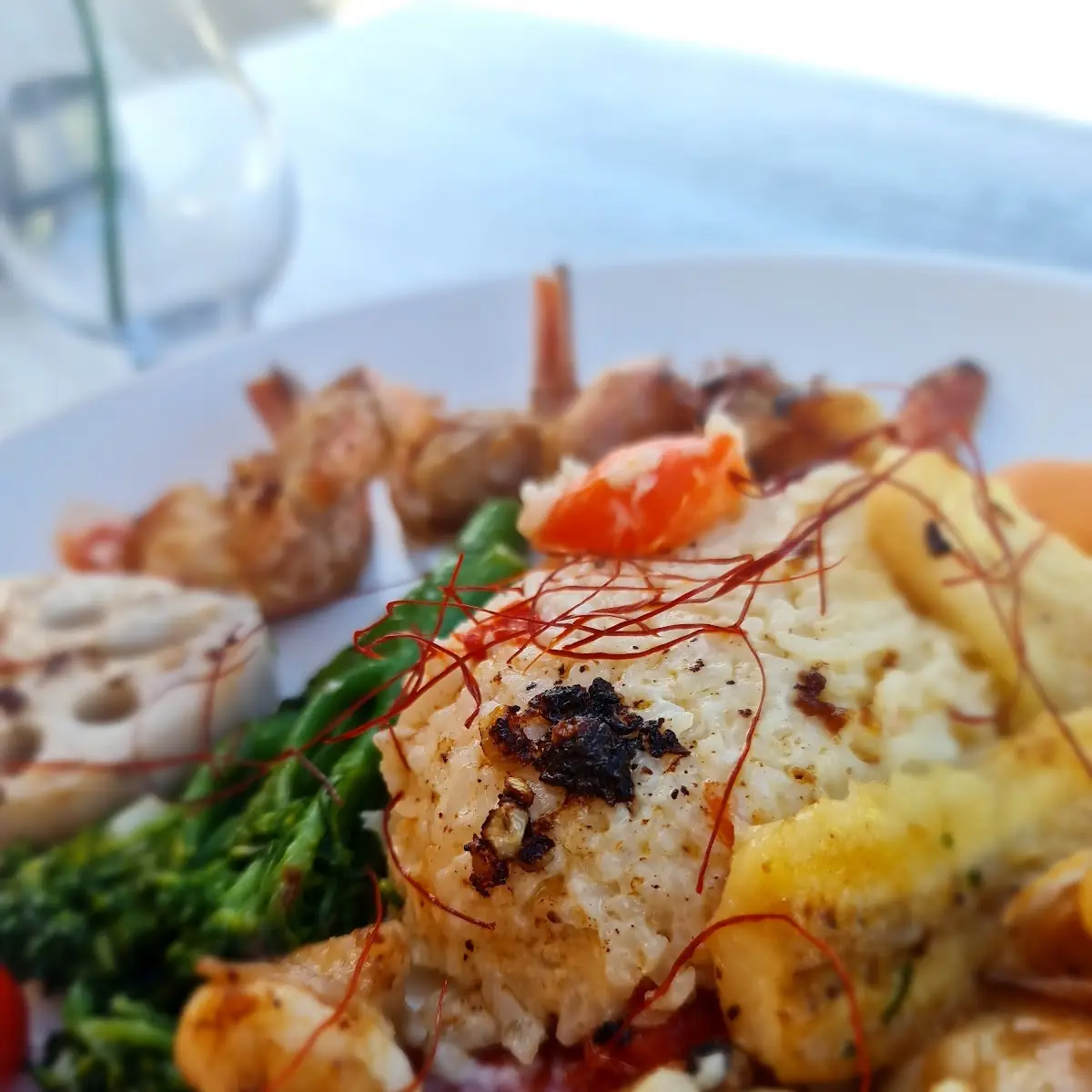 Saiblingsfilet Mit Gegrillten Scampi Spargelbrokkoli Cocktailtomaten