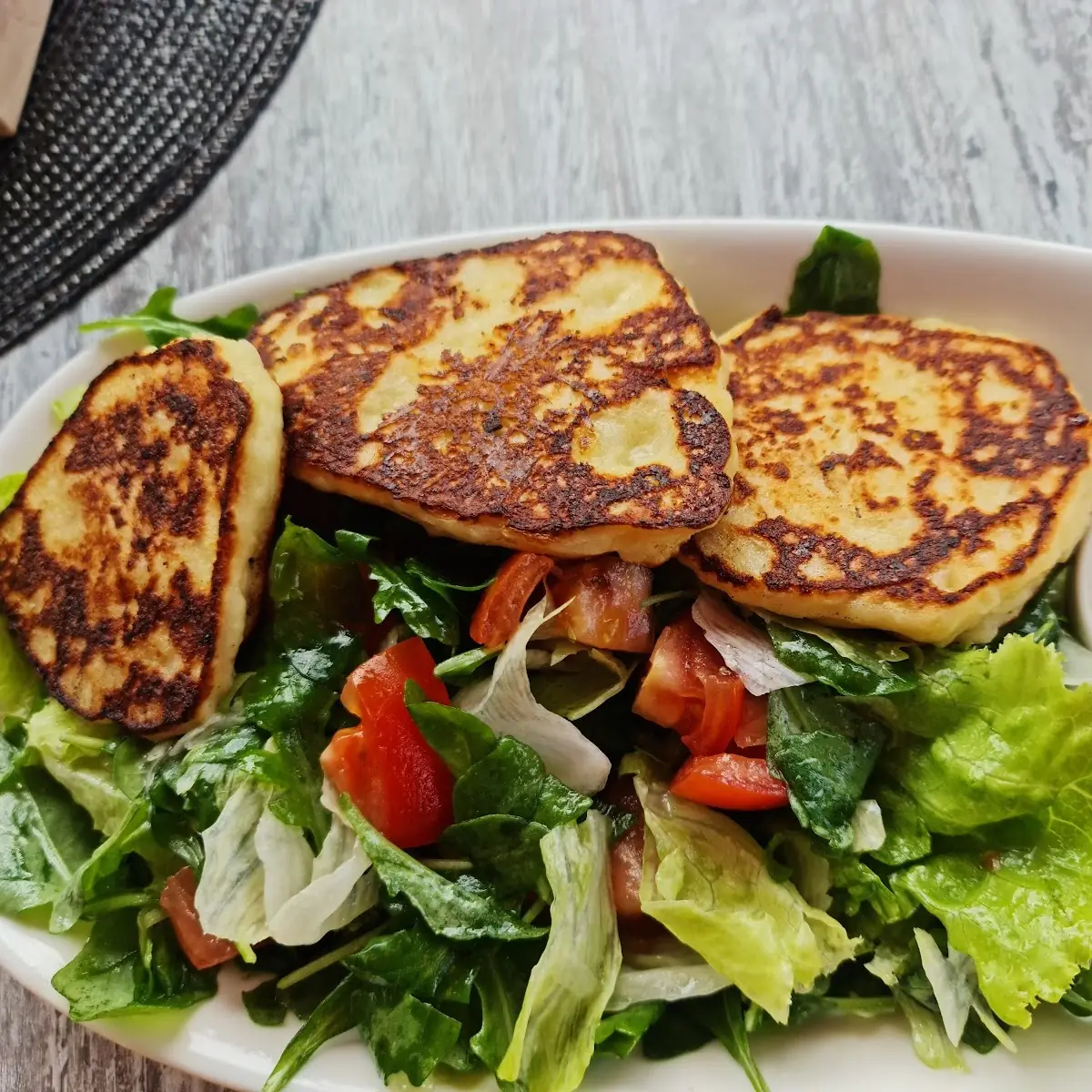 Topfenreinkalan Mit Kräuter-dip Und Salat