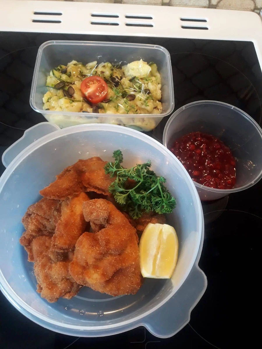 Ausgelöste Backhenderl Mit Erdäpfel-gurkensalat