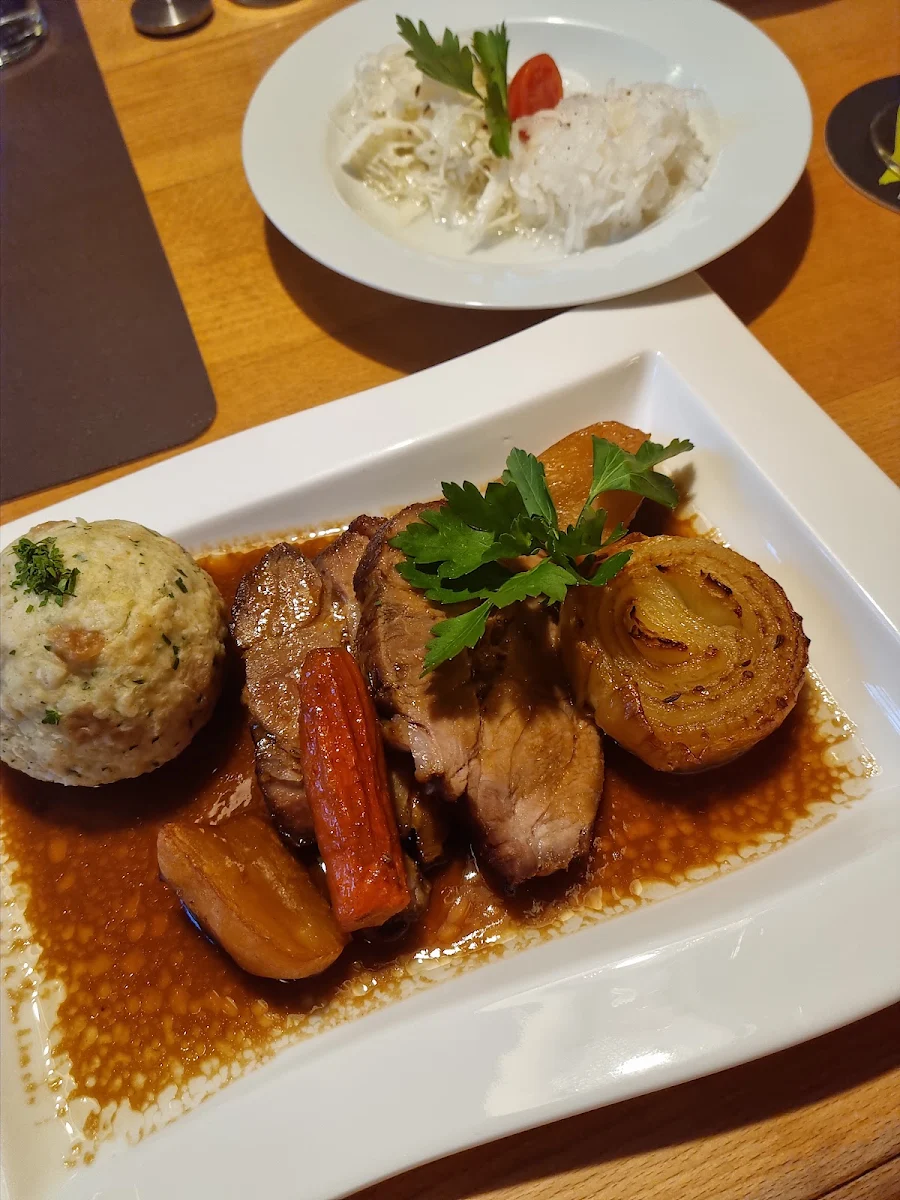 Ripperl Mit Knödel Erdäpfel Radi- U Krautsalat