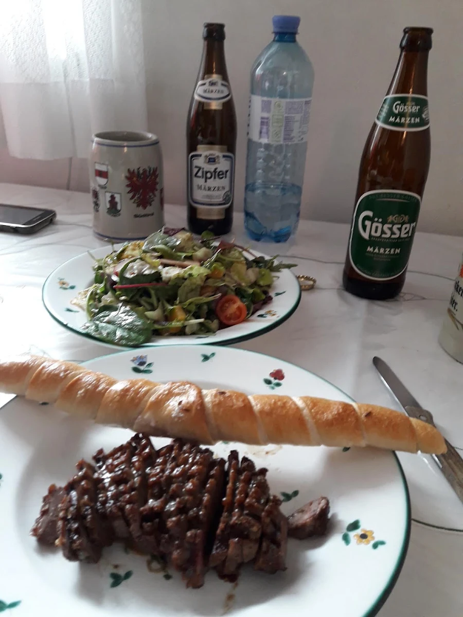 Rosa Gebratene Entenbrust Auf Buntem Salat Mit Orangen