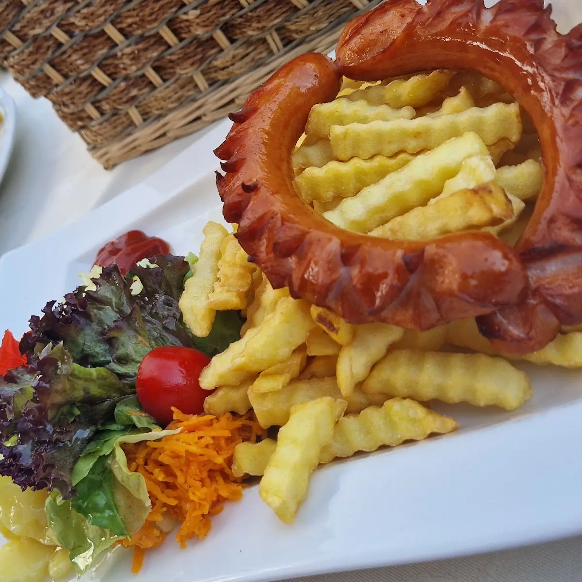 Bratwurst Mit Pommes