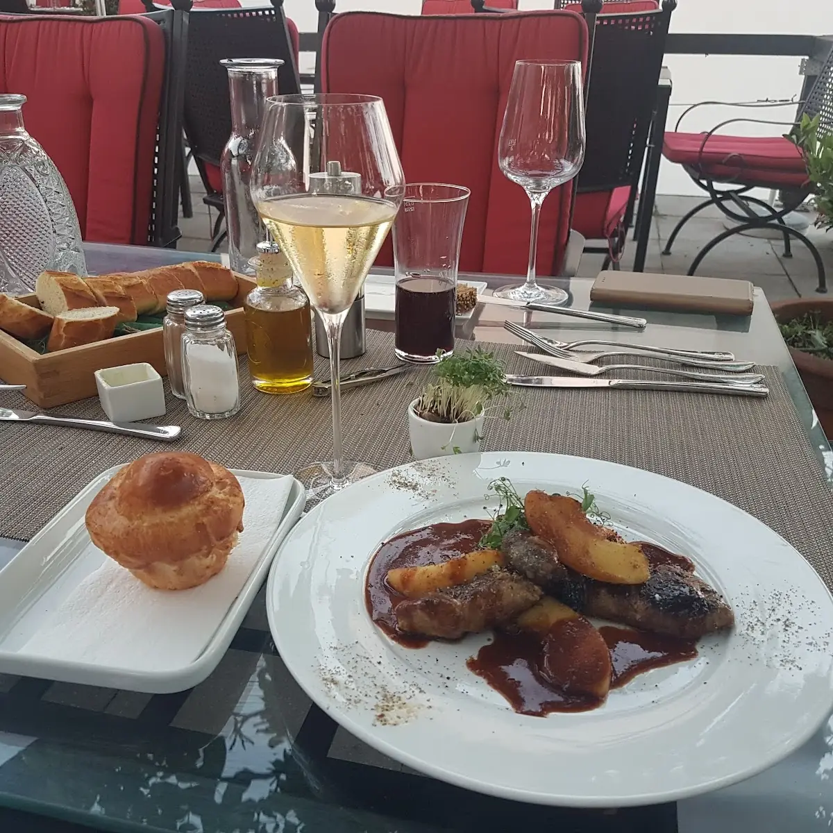Gänseleber Mit Apfelscheiben Und Speckzwetschken