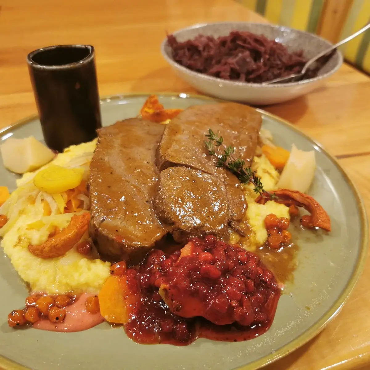 Rehrücken Auf Polenta Mit Rotkraut