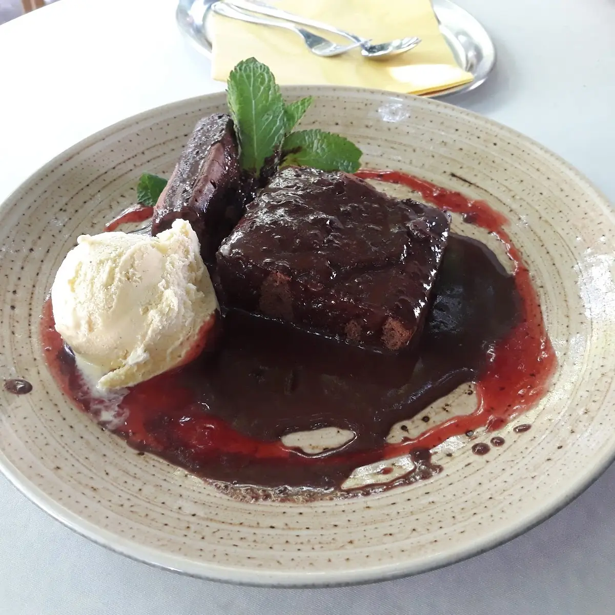 Torta Al Cioccolato Con Gelato Alla Vaniglia