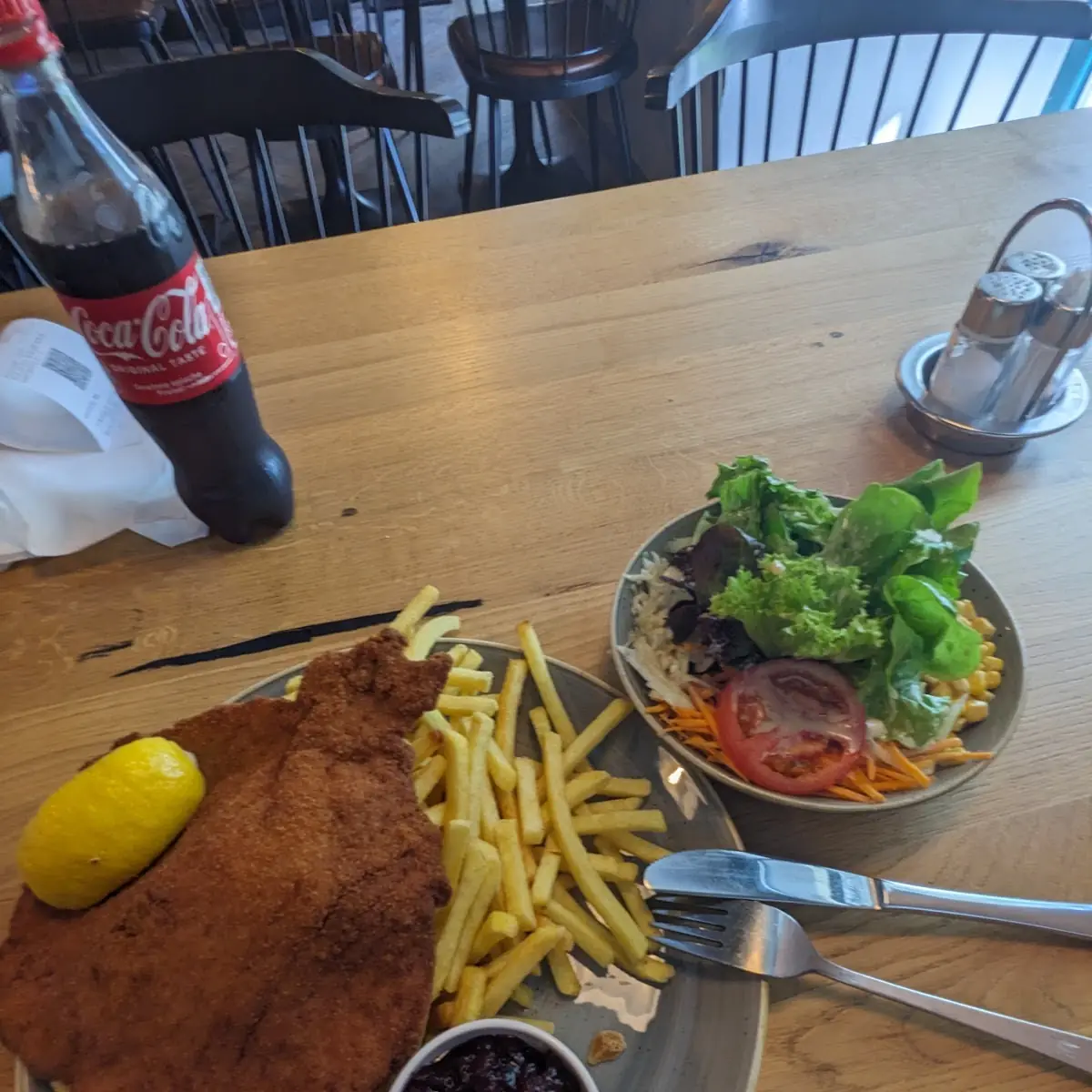 Bärenschnitzel Mit Pommes Frites Und Getränke
