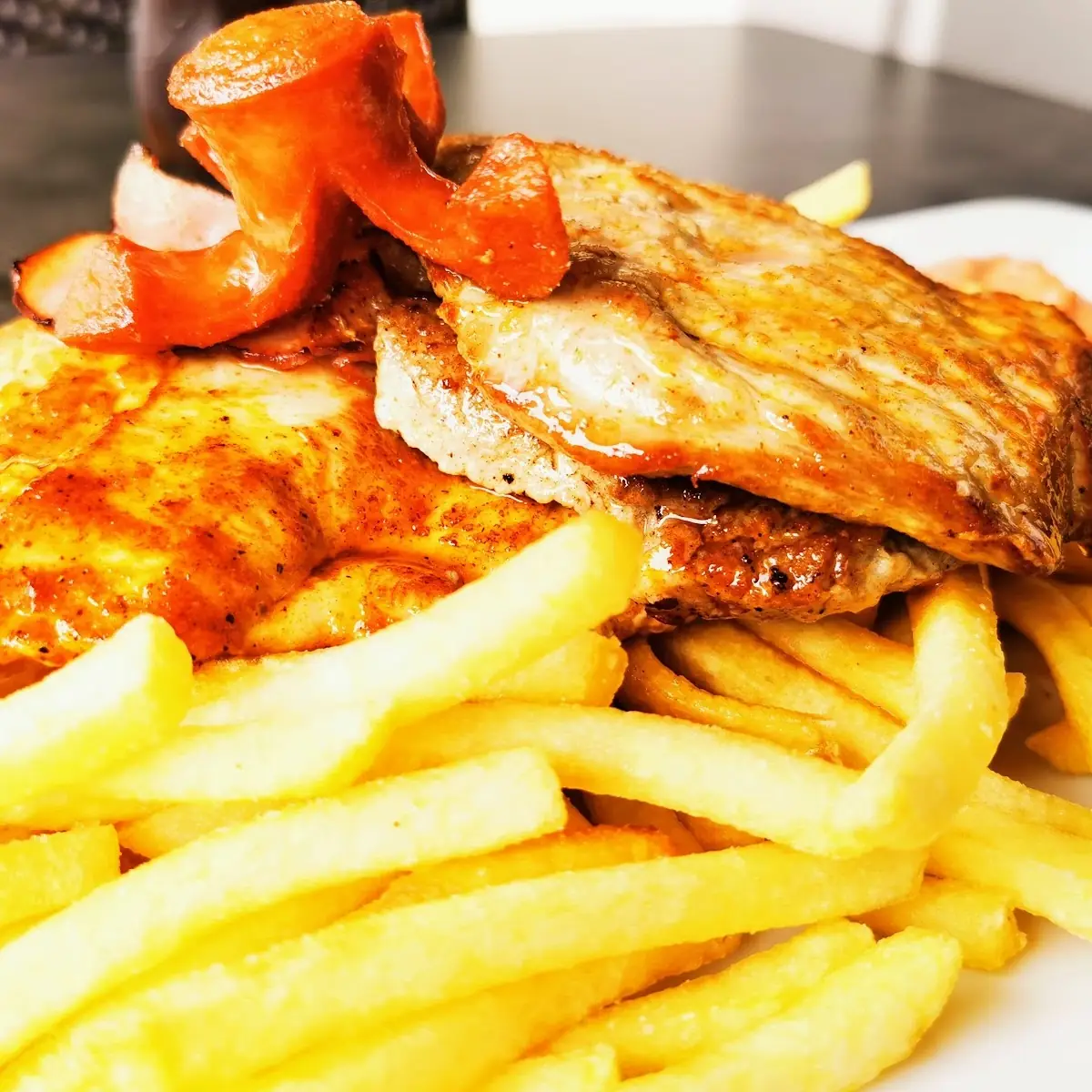 Grillteller Mit Pommes Und Zwiebelsauce