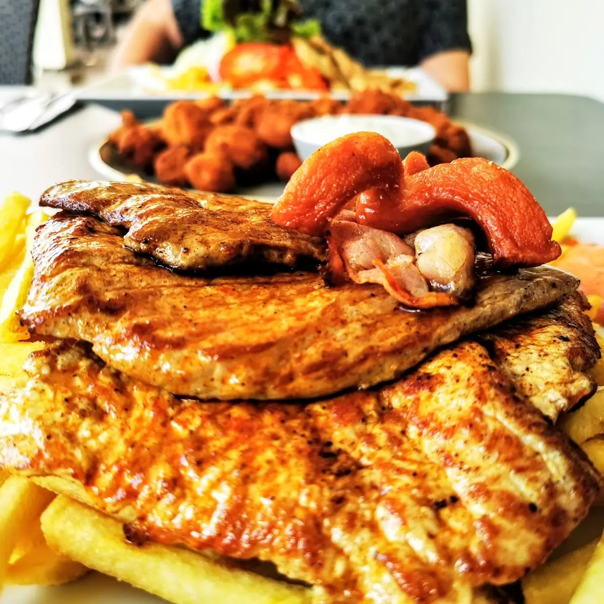 Grillteller Mit Zwiebelsosse