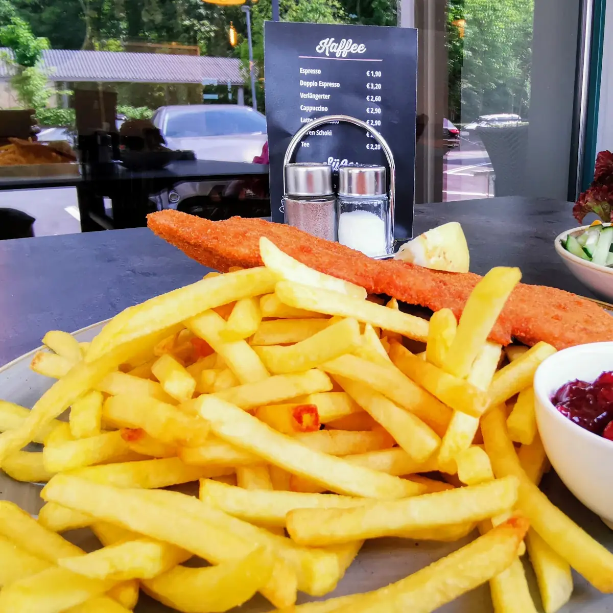 Schnitzel Wiener Art Mit Pommes Gemischtem Salat Und Preiselbeeren