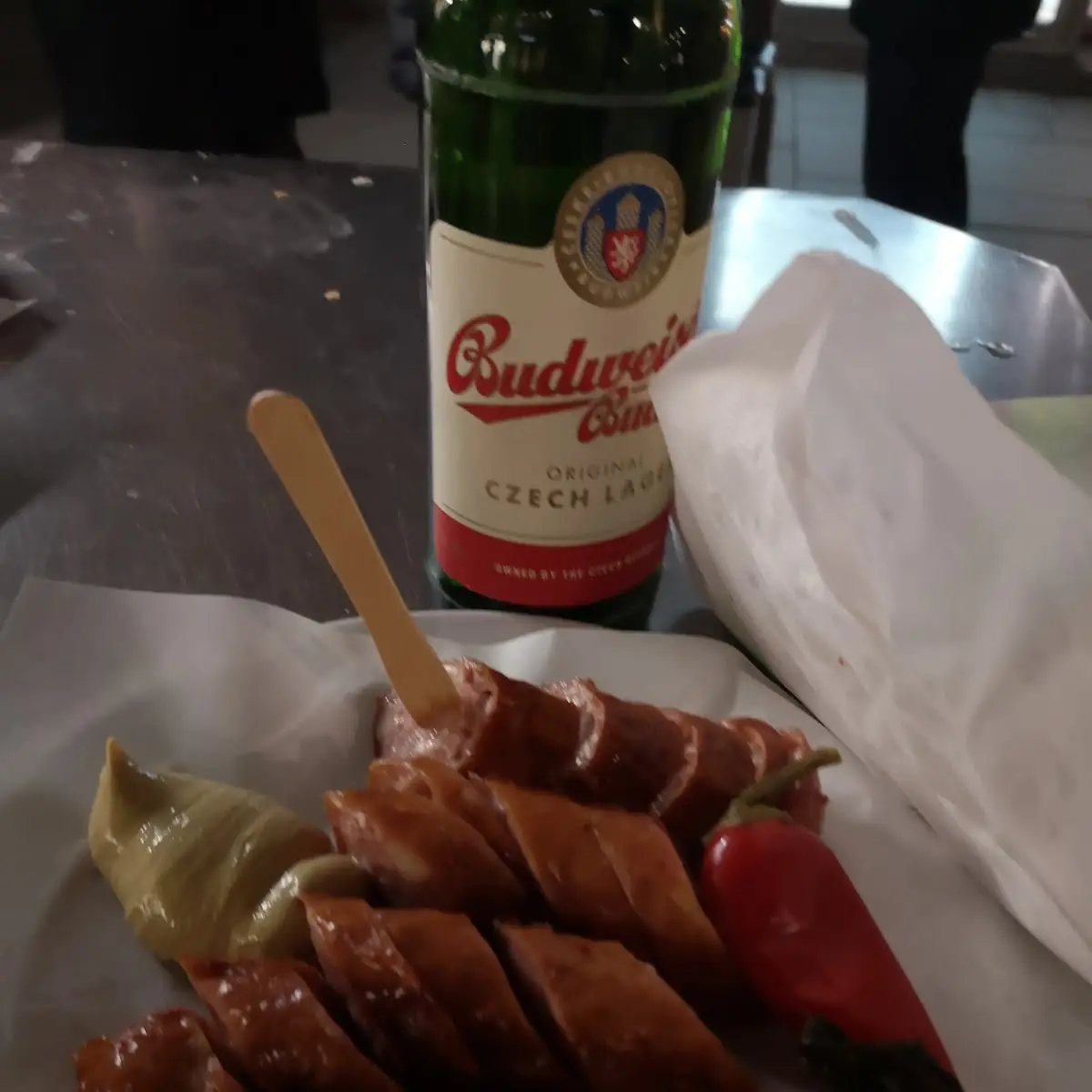 Käsekrainer Brot Gurkerl Bier