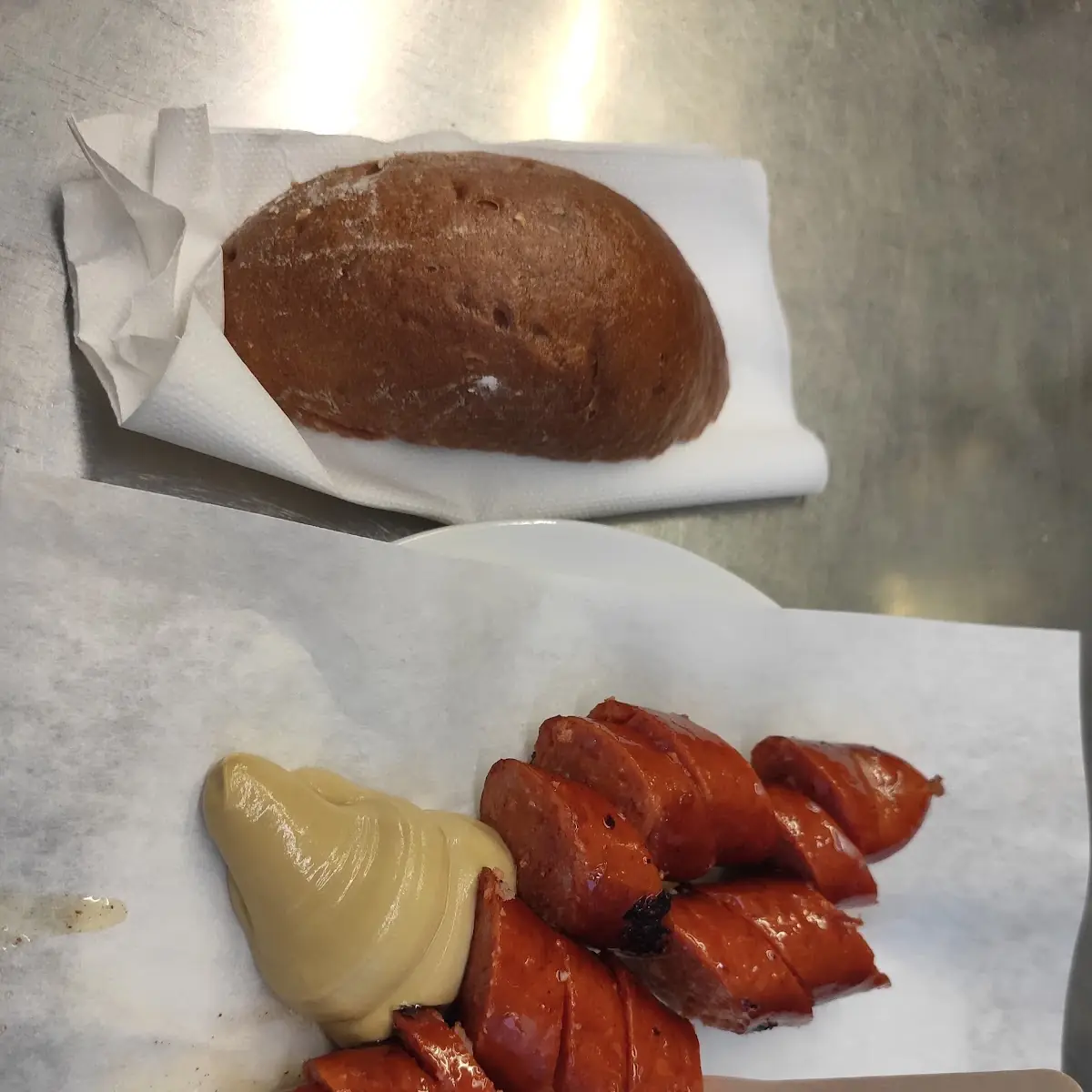 Salchicha Con Pan Austríaca