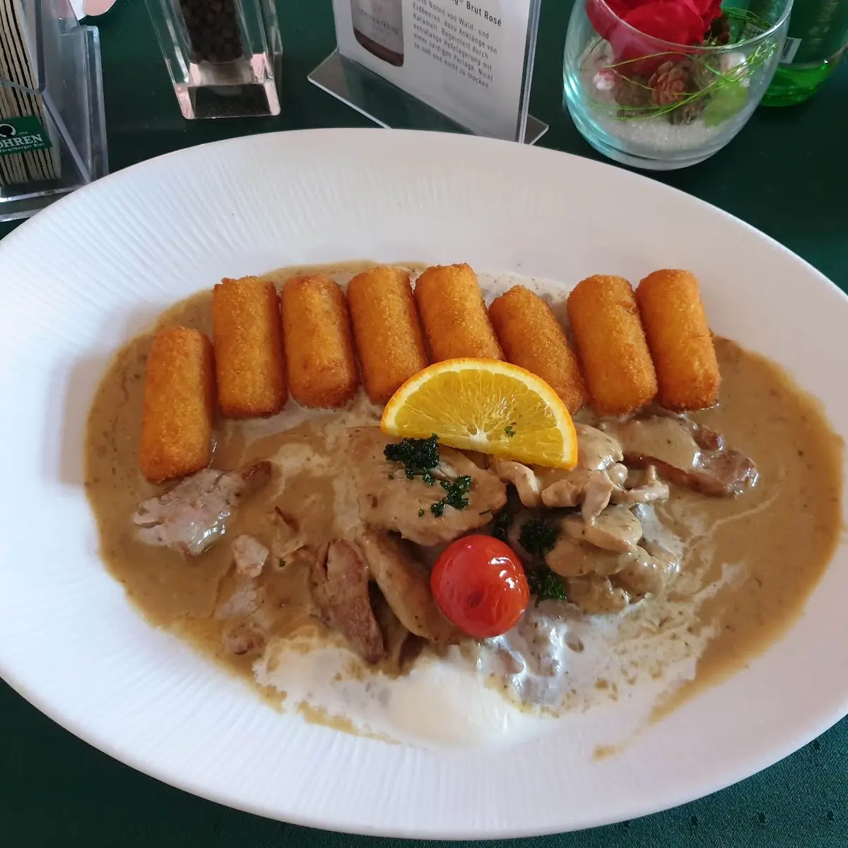 Filet Geschnetzeltes In Einer Pfefferrahmsoße Mit Kroketten