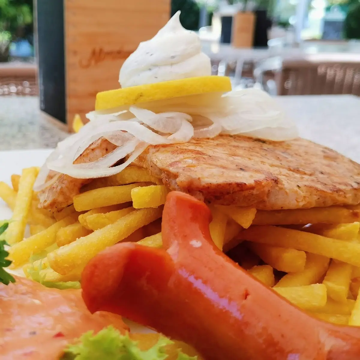 Grillteller Mit Pommes Und Verschiedene Saucen