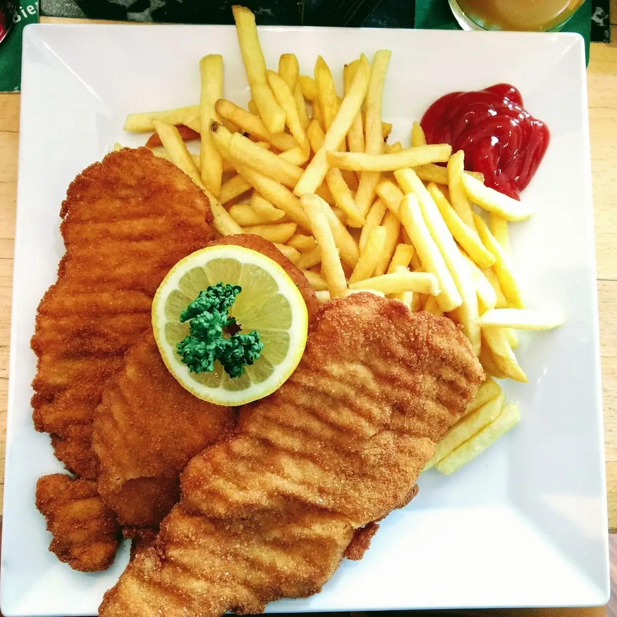 Wiener Schnitzel Mit Pommes Frites