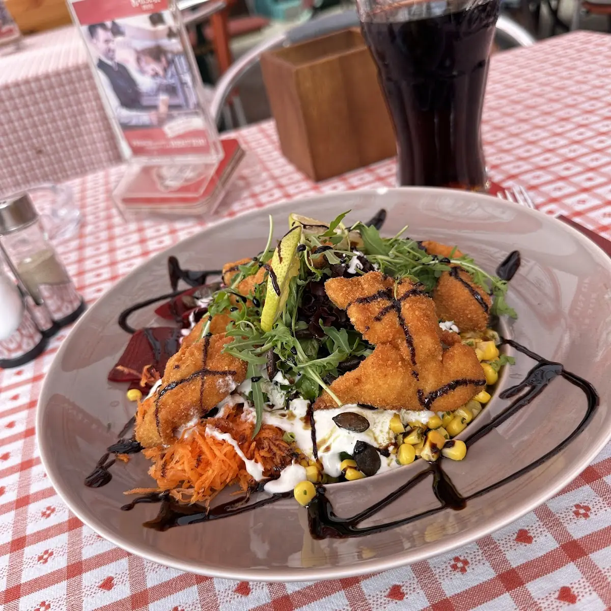 Gemischter Salat Mit Gebackenem Hähnchen