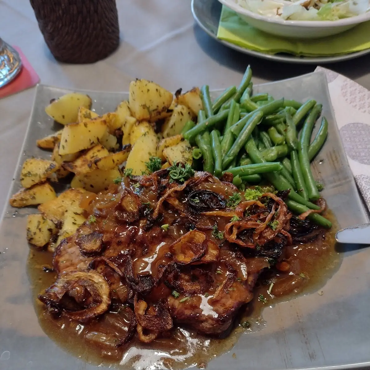 Zwiebelrostbraten Mit Kartoffeln, Restaurant Dorfstüberl Lähn | Bichlbach