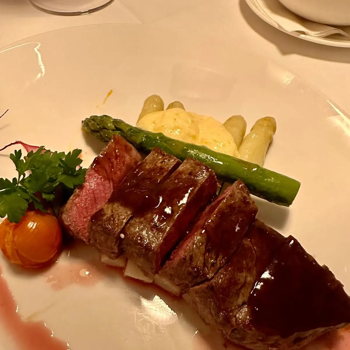 Beiried Mit Spargel Und Sauce Hollandaise
