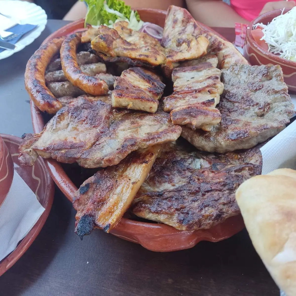 Mešano Meso I Šopska Salata