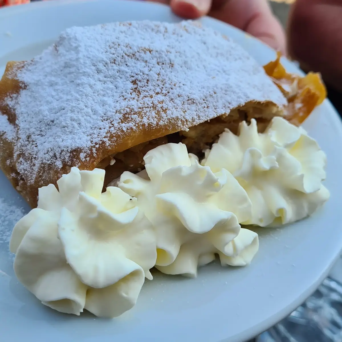 Apfelstrudel Mit Schlagobers