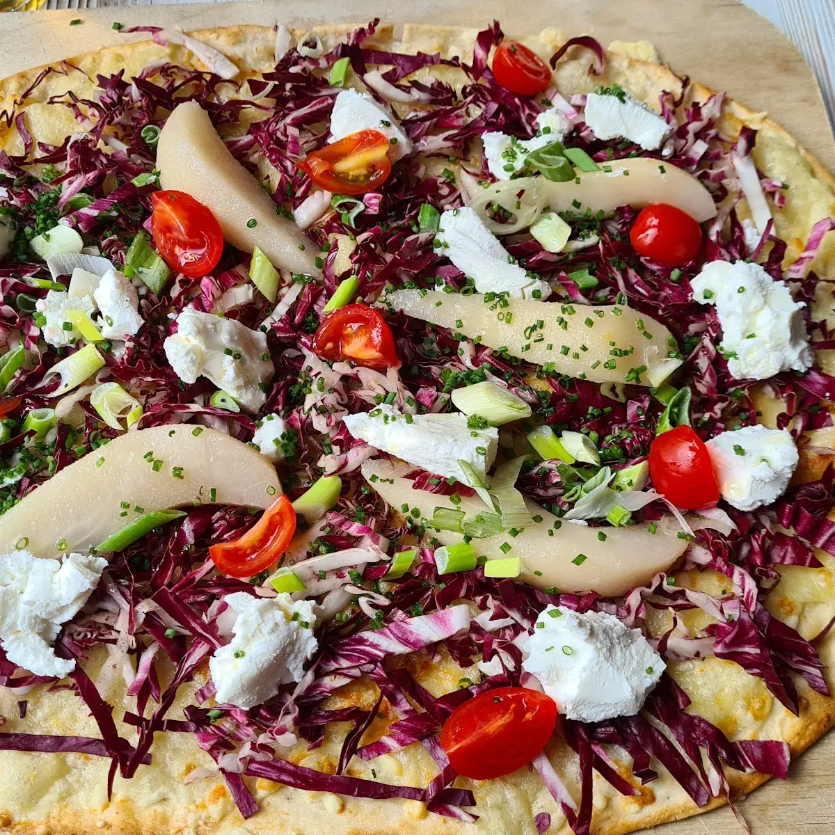 Flammkuchen Mit Birne Schafskäse Und Salat