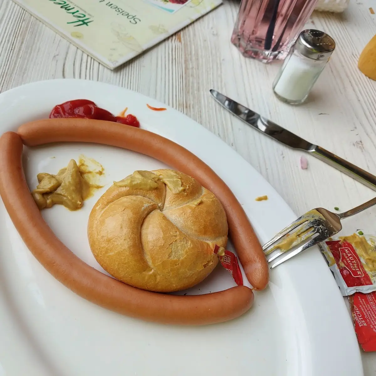 Sacherwürstel Mit Senf Ketchup Semmel