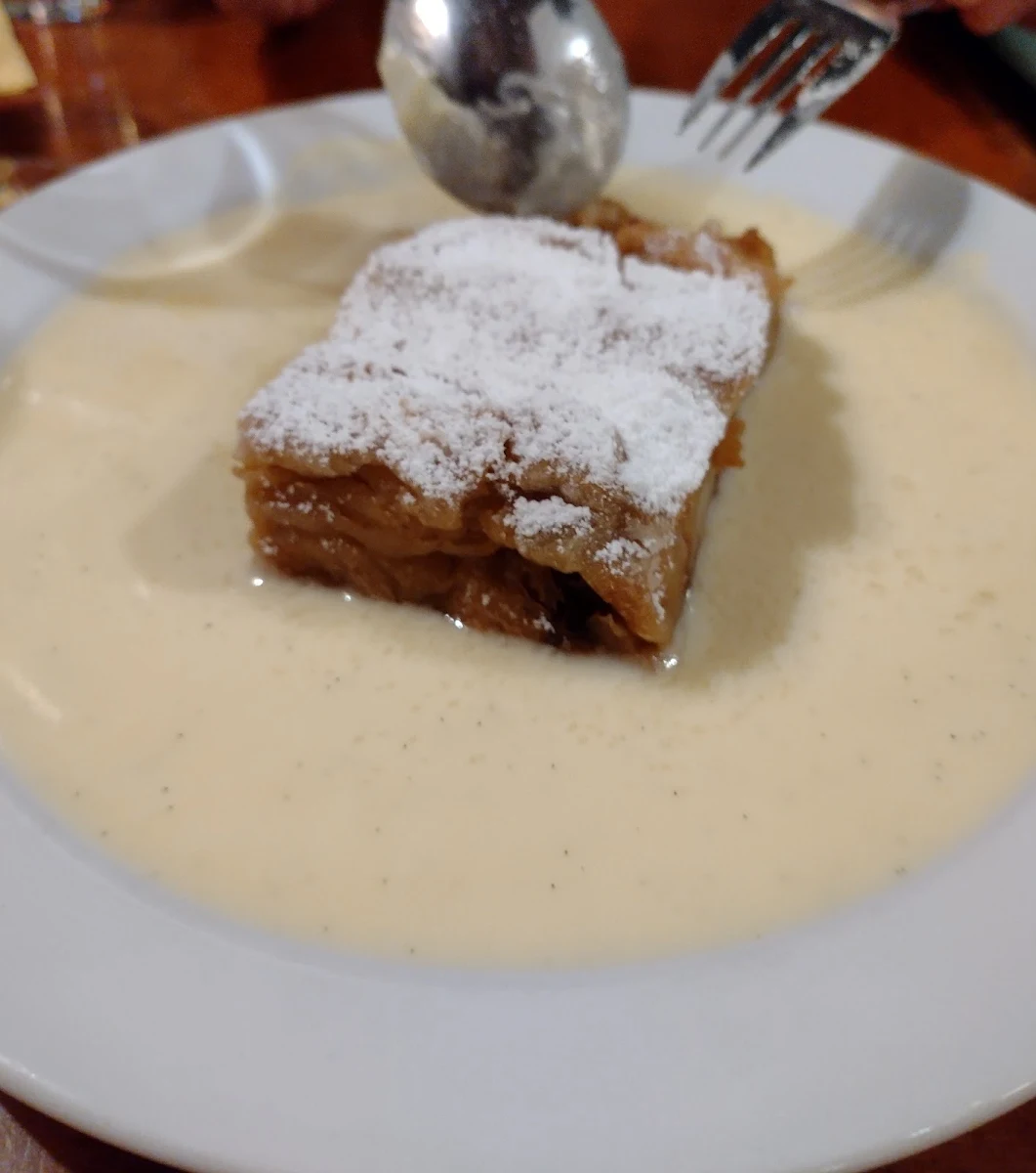 Strudel de Manzana Con Salsa de Vainilla