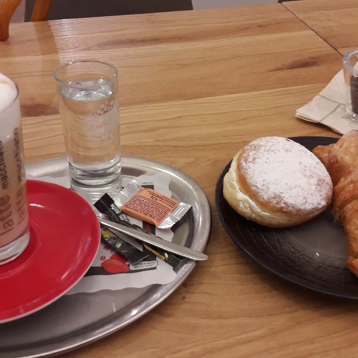 Kuchen Krapfen Und Nusshörnchen Sowie Latte Macchiato