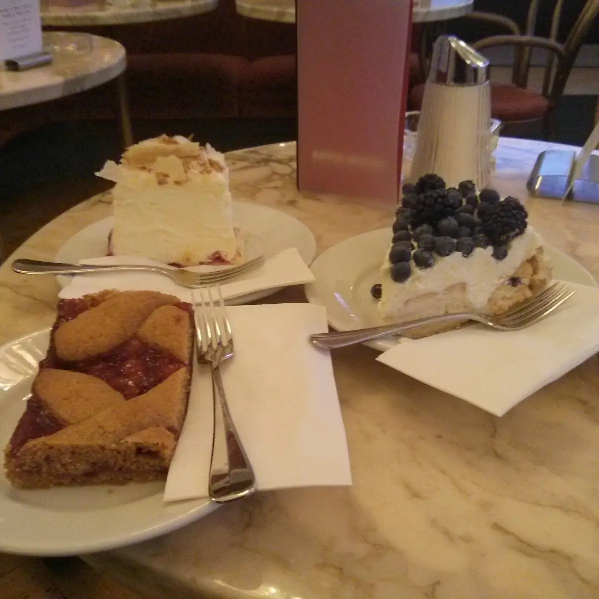 Linzer Schnitte Pavlova & Cremeschnitte