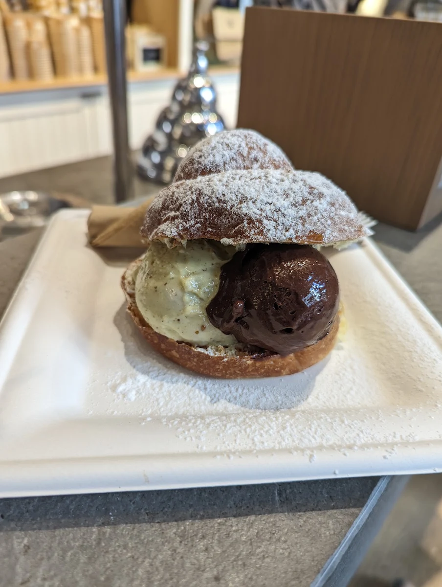 Brioche Mit Eis Und Schlagsahne