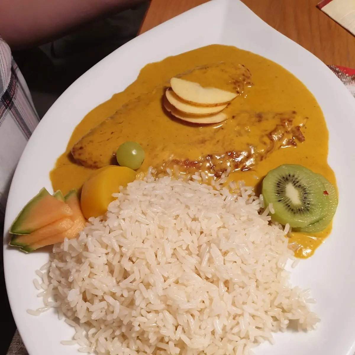 Putenschnitzel An Currysauce Mit Reis