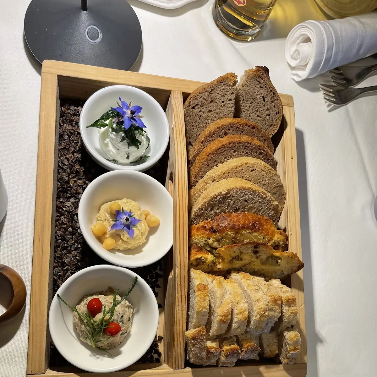 Diverse Hausgemachte Brotsorten Mit Aufstrichen
