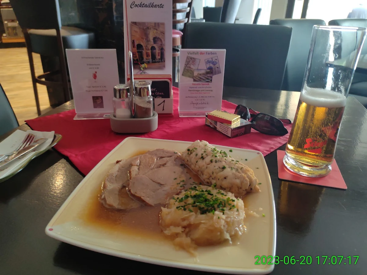 Schweinsbraten Mit Semmelknödel Und Sauerkraut