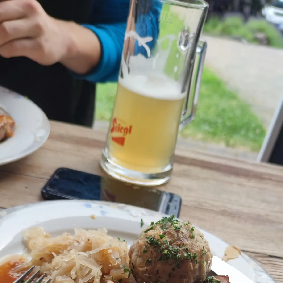 Schweinebraten Eine Herzhafte Spezialität Aus Den Tiroler-bergen Mit Sauerkraut Und Knödel