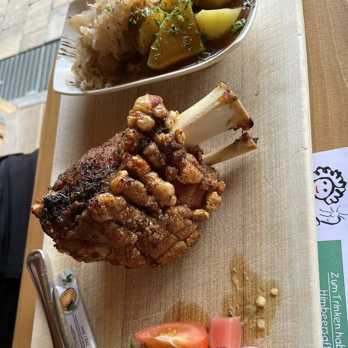Spezial-schweinshaxe Gegrillt Mit Sauerkraut Und Kartoffeln