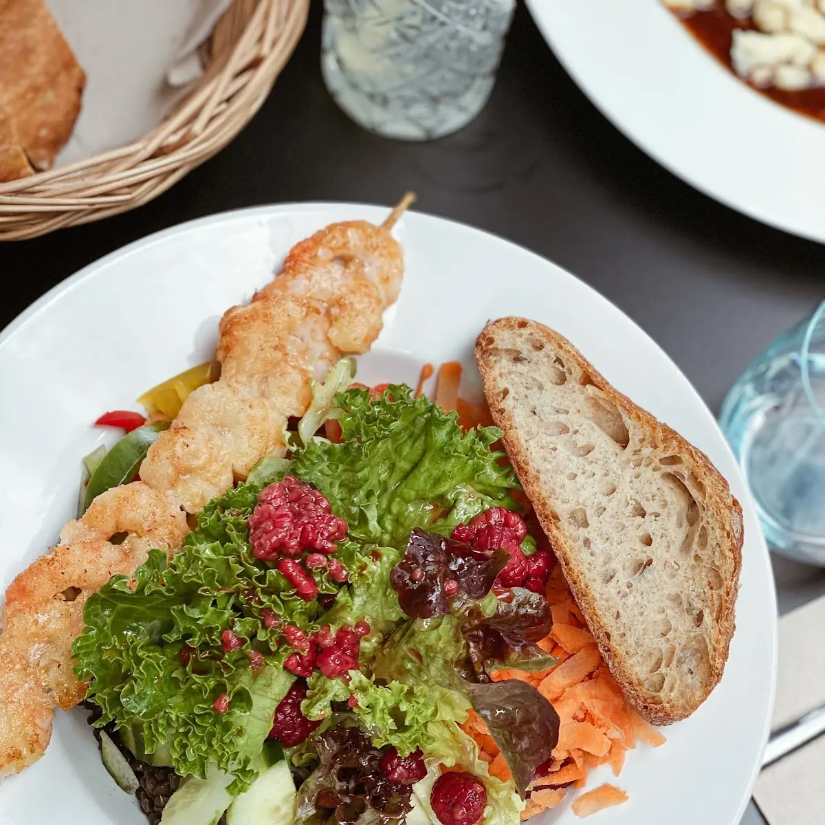 Salat Mit Shrimpsspieß