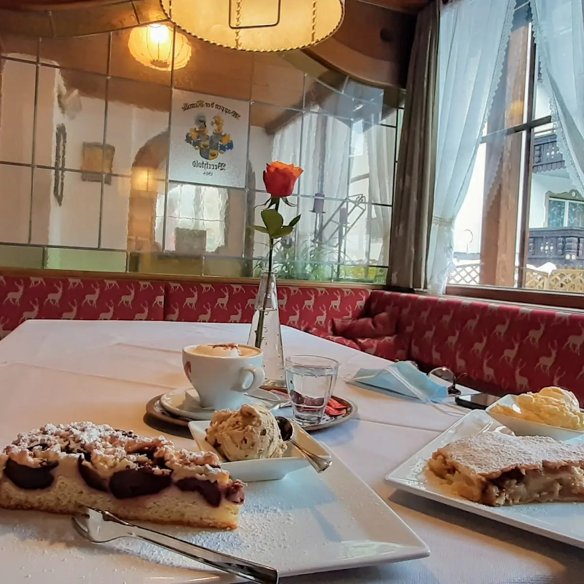 Apfelstrudel En Pruimengebak Met Walnootijs