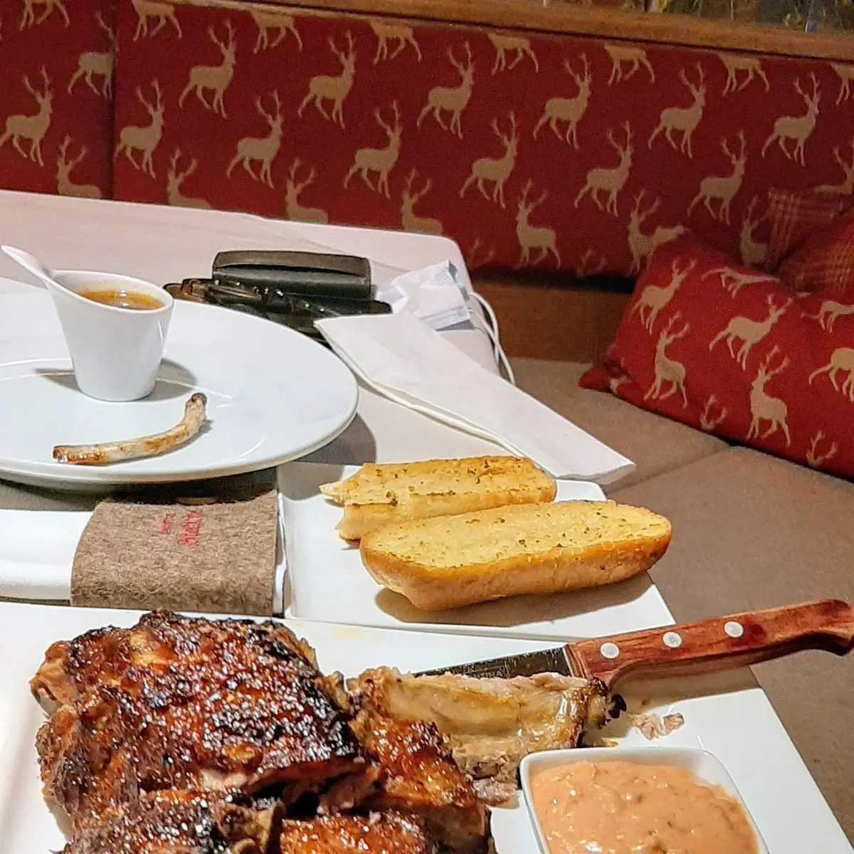 Spare Ribs Met Knoflookbrood En Sausjes