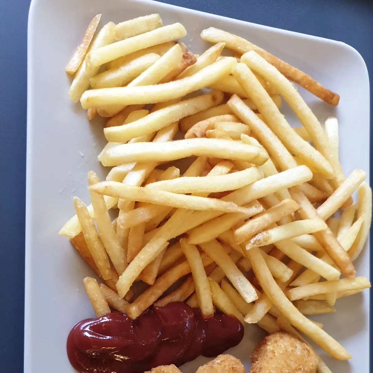 Chicken Nuggets Mit Pommes