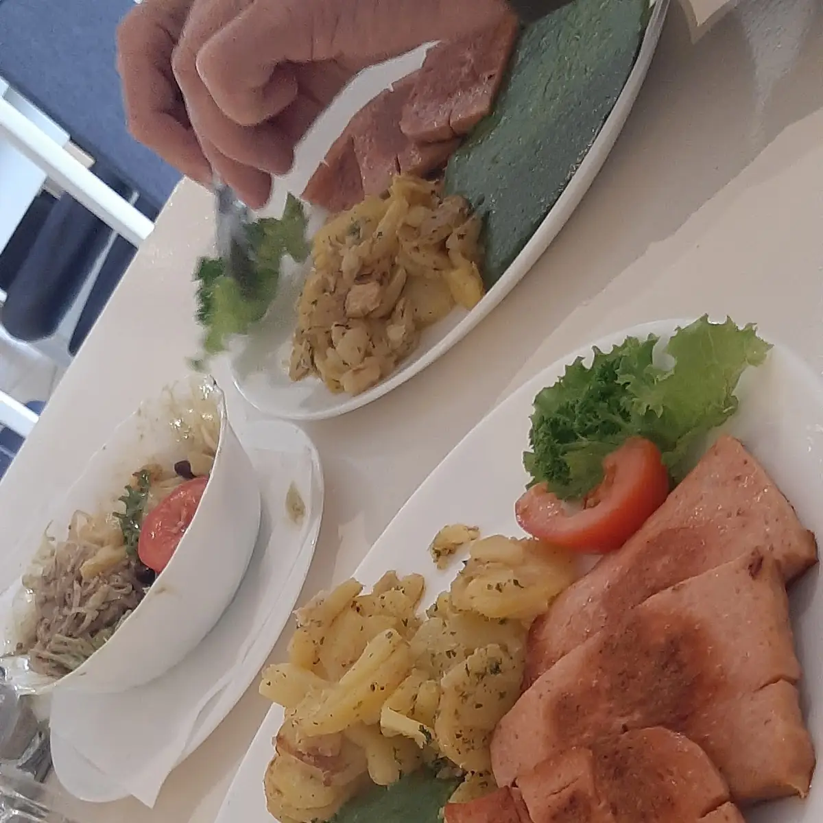Gebratener Leverkusen Mit Spinat Kartoffeln Und Gemischten Salat