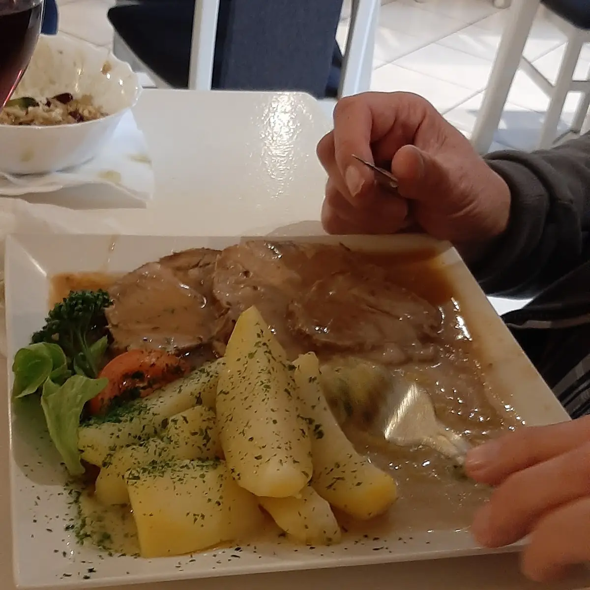 Schweinebraten Mit Spitzkraut Und Petersilienkartoffel