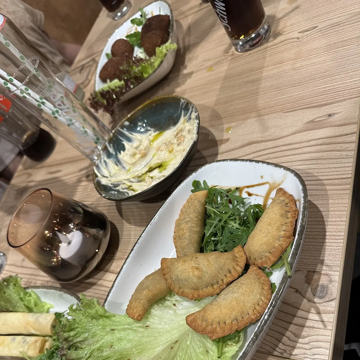 سمبوسة لحم وكبة وحمص