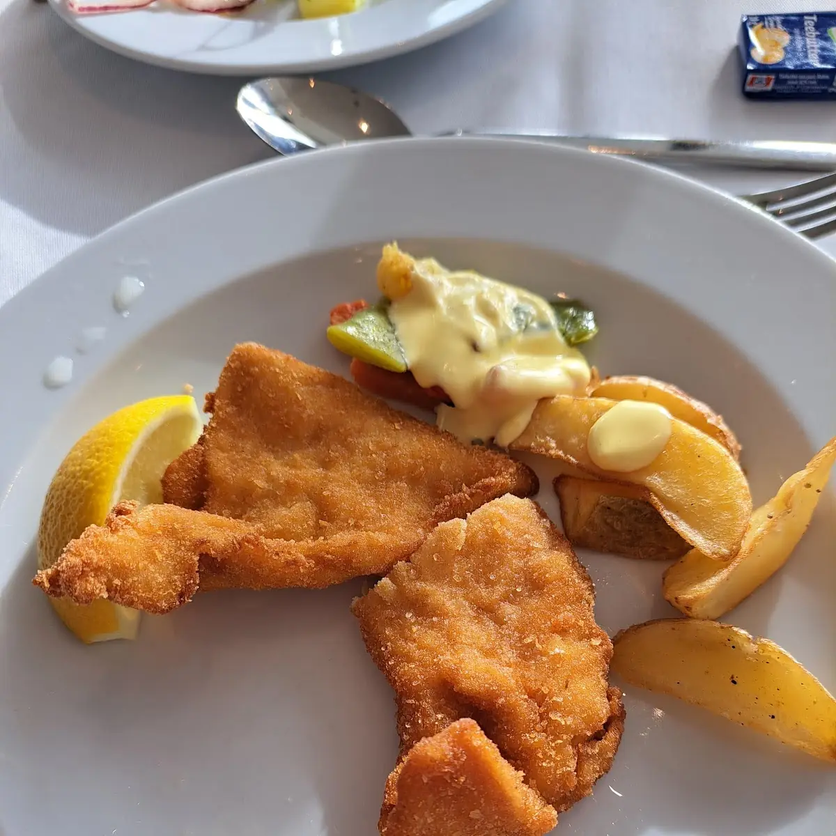 Hühnerschnitzel Mit Bratkartoffeln, Skyline Lounge Restaurant Kahlenberg