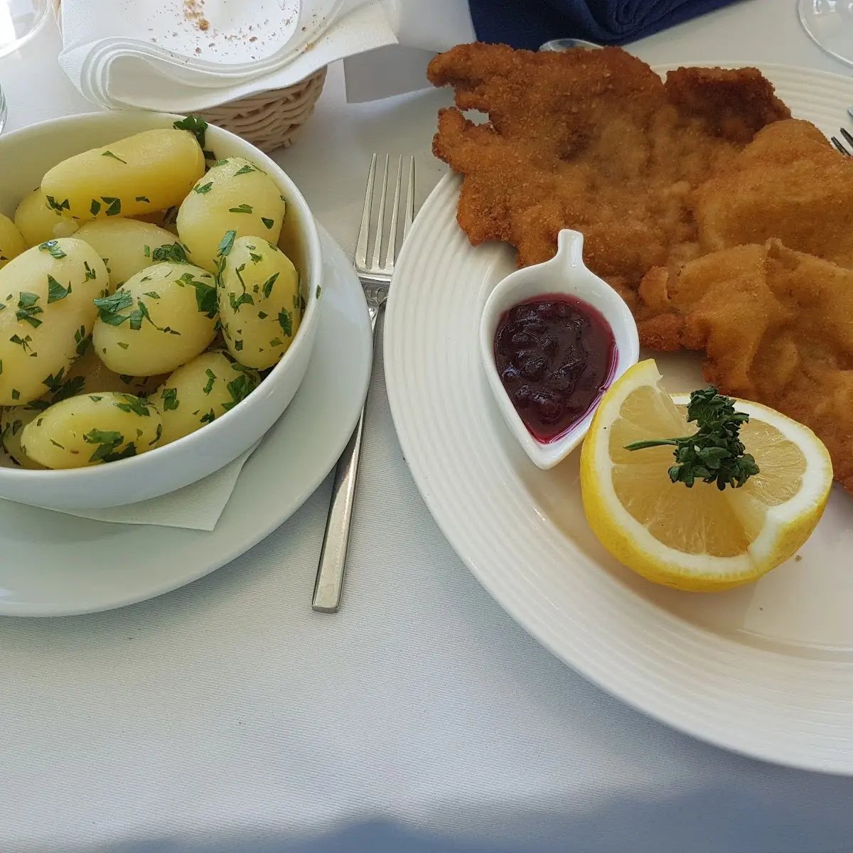 Wiener Schnitzel Mit Petersilkartoffeln, Skyline Lounge Restaurant Kahlenberg
