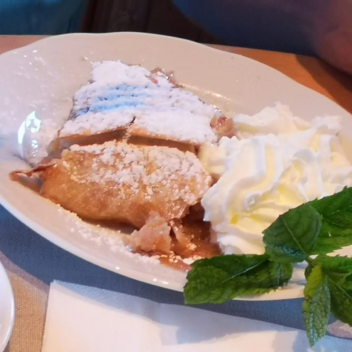 Apfelstrudel Mit Sahne
