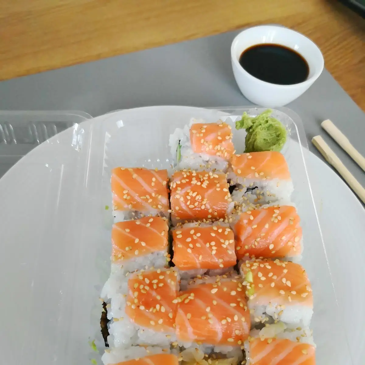 Lachs Avocado Maki