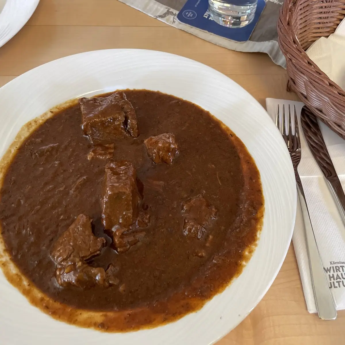 Kleines Gulasch Mit Semmel