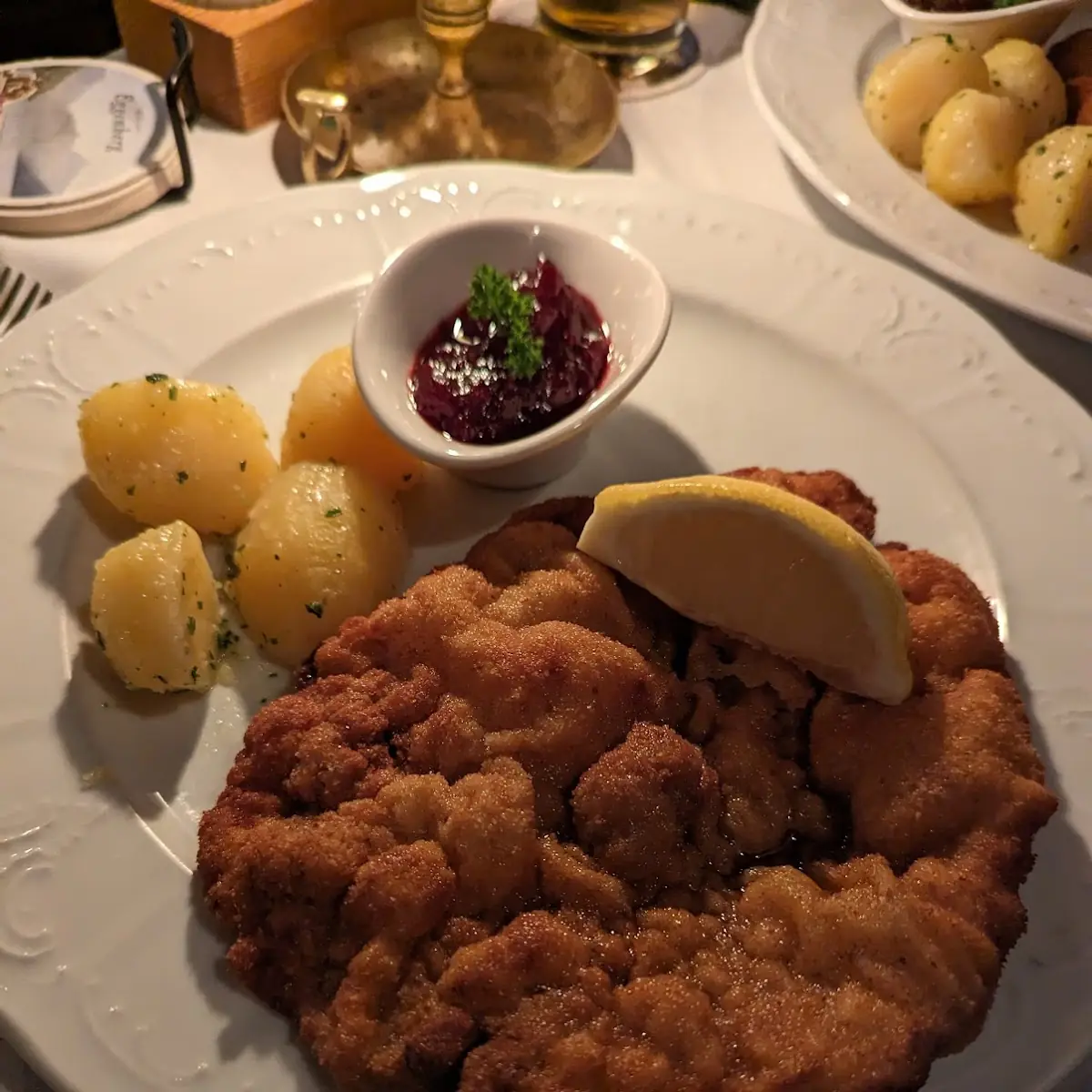 In Butterschmalz Gebackenes Wiener Schnitzel Mit Petersilkartoffel Und 2 Gemischten Salaten
